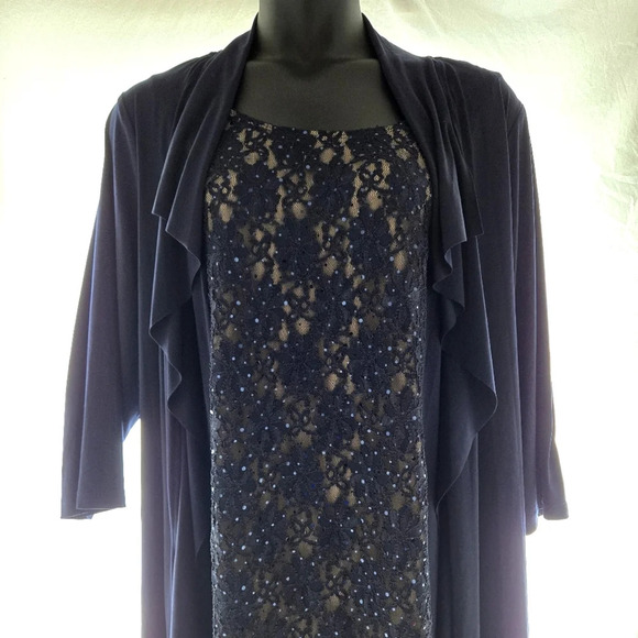 Beautiful Lace Dress EUC - Picture 3 of 10